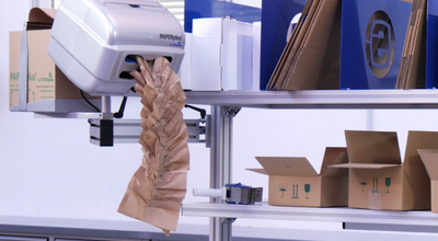 Abgebildet ist eine Verpackungsstation mit einer Papierpolstermaschine. 