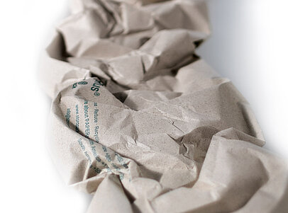 Ein brauner Papierpolsterstrang aus Recyclingpapier
