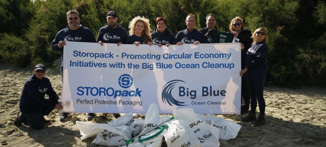 Eine Gruppe Storopack Mitarbeiter bei einem Clean Up am Strand