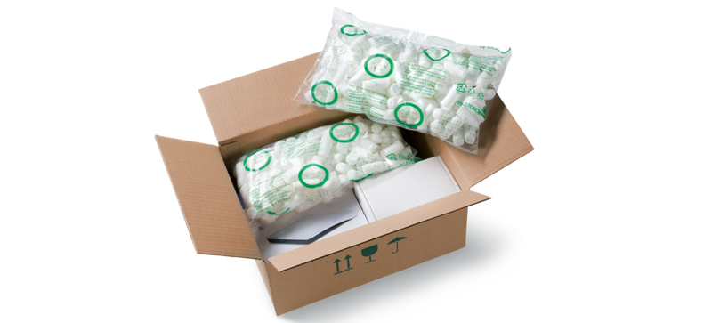 Ein Karton mit Produkten und Kunststoffbeuteln mit weißen Verpackungschips