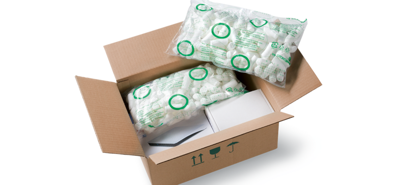Ein Karton mit Produkten und Kunststoffbeuteln mit weißen Verpackungschips