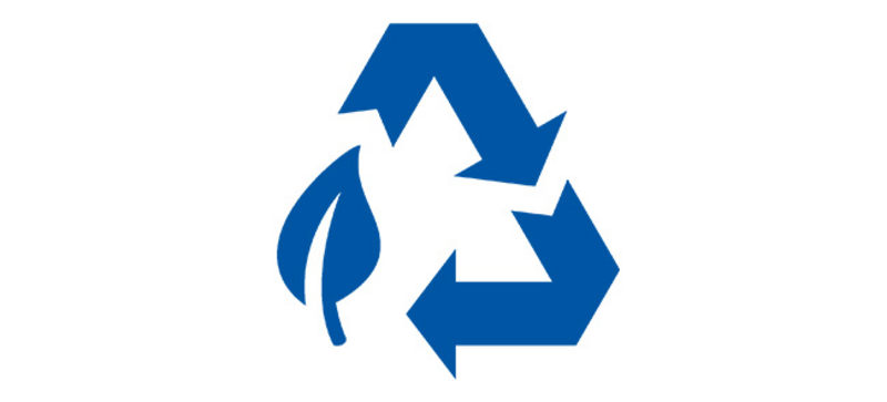 Ein blaues Recyclingsymbol